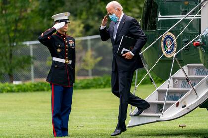 El presidente Joe Biden llega a la Casa Blanca, en Washington, el lunes 2 de agosto de 2021, después de pasar el fin de semana en el retiro presidencial de Camp David. (AP Foto/Andrew Harnik)