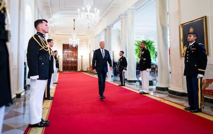El presidente Joe Biden llega a la ceremonia de entrega de la Medalla de Honor en la Sala Este de la Casa Blanca en Washington, el 3 de julio de 2024.
