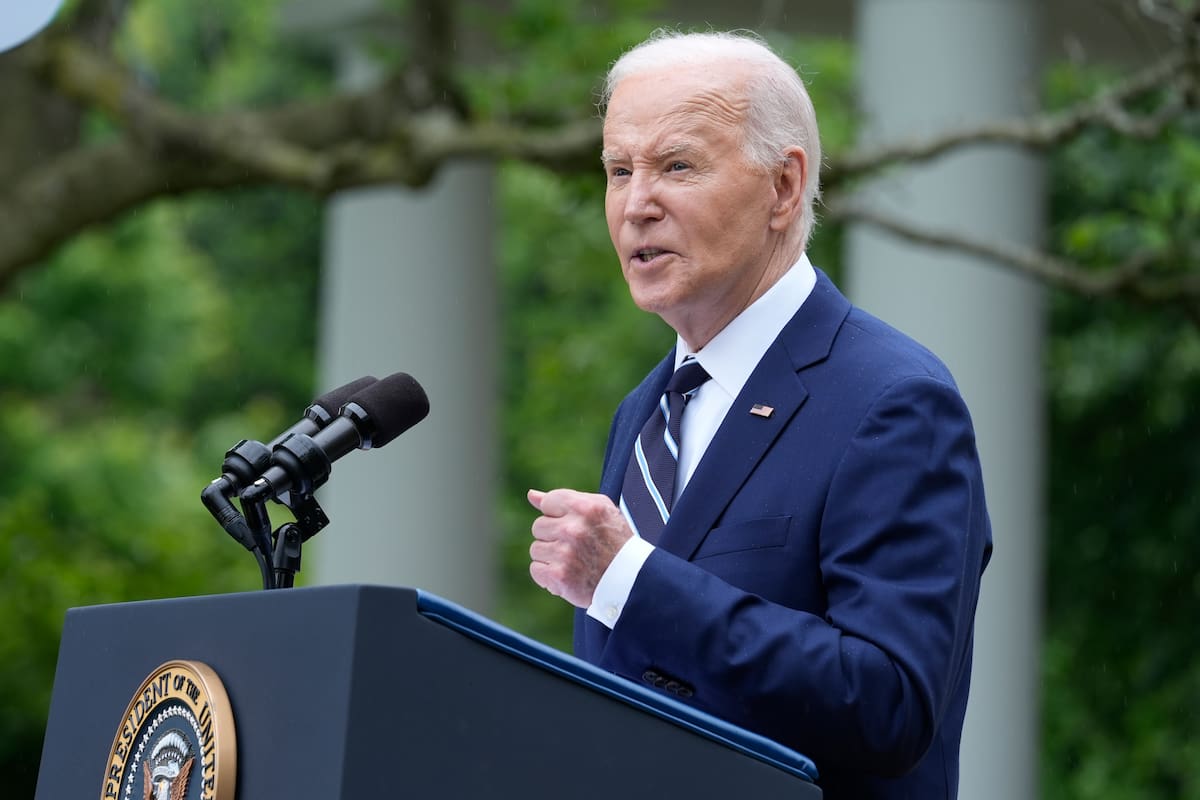 El presidente Joe Biden pronuncia un discurso desde el jardín de la Casa Blanca, el martes 14 de mayo de 2024, en Washington.