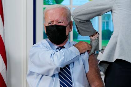 El presidente Joe Biden recibe su vacuna de refuerzo contra el COVID-19, el lunes 27 de septiembre de 2021 en la Casa Blanca, en Washington. (AP Foto/Evan Vucci)