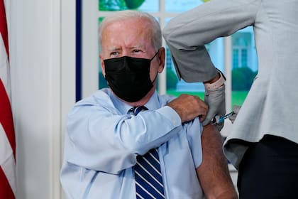 El presidente Joe Biden recibió su vacuna de refuerzo contra el Covid-19, en la Casa Blanca