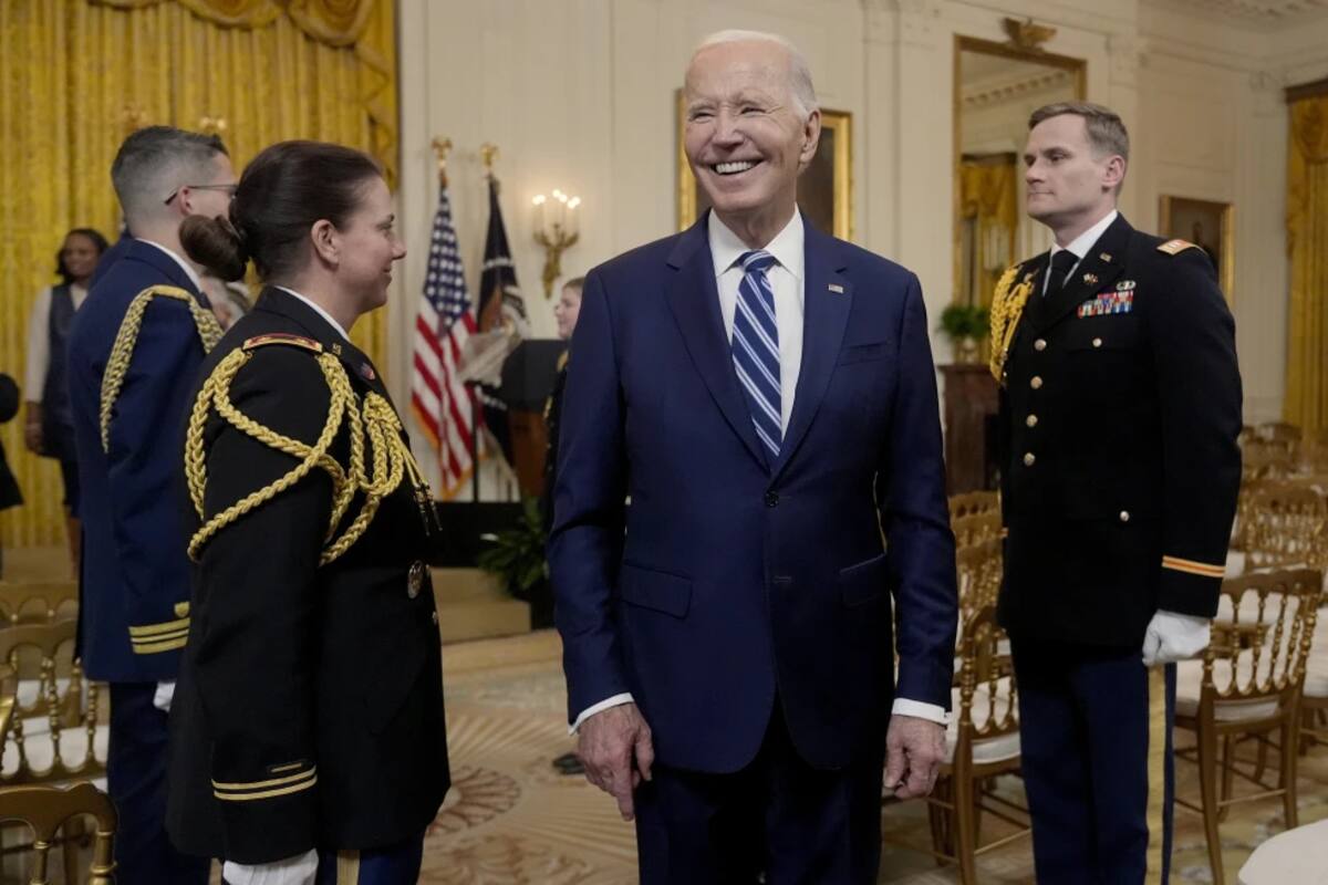 El presidente Joe Biden sale de la Sala Este de la Casa Blanca tras firmar la Ley de Equidad del Seguro Social, el domingo 5 de enero de 2025, en Washington