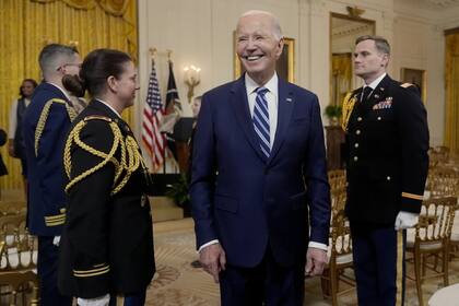 El presidente Joe Biden sale de la Sala Este de la Casa Blanca tras firmar la Ley de Equidad del Seguro Social, el domingo 5 de enero de 2025, en Washington