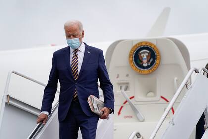 El presidente Joe Biden se baja del avión presidencial el 17 de septiembre del 2021 en la Base Aérea Dover en Delaware. (AP foto/Patrick Semansky)