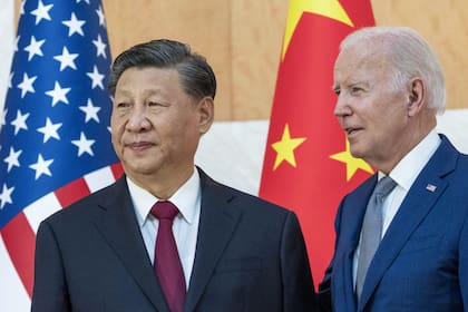 El presidente Joe Biden se encuentra con el presidente chino Xi Jinping antes de una reunión al margen de la cumbre del G20, el 14 de noviembre de 2022, en Bali, Indonesia.