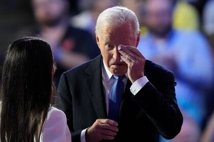 El presidente Joe Biden se enjuga una lágrima junto a su hija Ashley durante la Convención Nacional Demócrata el lunes 19 de agosto de 2024, en Chicago