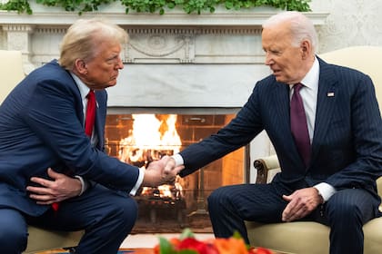 El presidente Joe Biden se reúne con el presidente electo Donald Trump en la Oficina Oval de la Casa Blanca en Washington el 13 de noviembre del 2024. (AP foto/Evan Vucci)