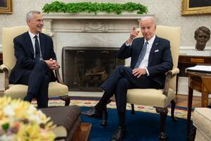 El presidente Joe Biden se reúne con el secretario general de la OTAN, Jens Stoltenberg, en la Oficina Oval de la Casa Blanca, el martes 13 de junio de 2023, en Washington. (AP Foto/Manuel Balce Ceneta)