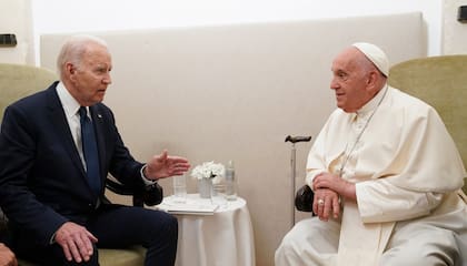 El presidente Joe Biden se reúne con el papa Francisco en Savelletri, Puglia, Italia, el 14 de junio de 2024. (Kevin Lamarque/Pool Foto vía AP, Archivo)