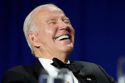 El presidente Joe Biden se ríe mientras el comediante Roy Wood Jr., corresponsal de "The Daily Show", habla durante la cena de la Asociación de Corresponsales de la Casa Blanca en el Washington Hilton en Washington, el sábado 29 de abril de 2023