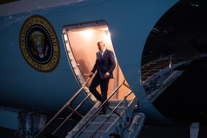 El presidente Joe Biden sonríe y saluda a la multitud después de hablar sobre la democracia y el legado del senador republicano por Arizona John McCain en el Tempe Center for the Arts, el jueves 28 de septiembre de 2023, en Tempe, Arizona. (AP Foto/Ross D. Franklin)