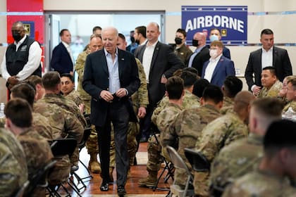 El presidente Joe Biden visita a miembros de la 82ª División Aerotransportada en la G2A Arena, el viernes 25 de marzo de 2022 en Jasionka, Polonia. (AP Foto/Evan Vucci)