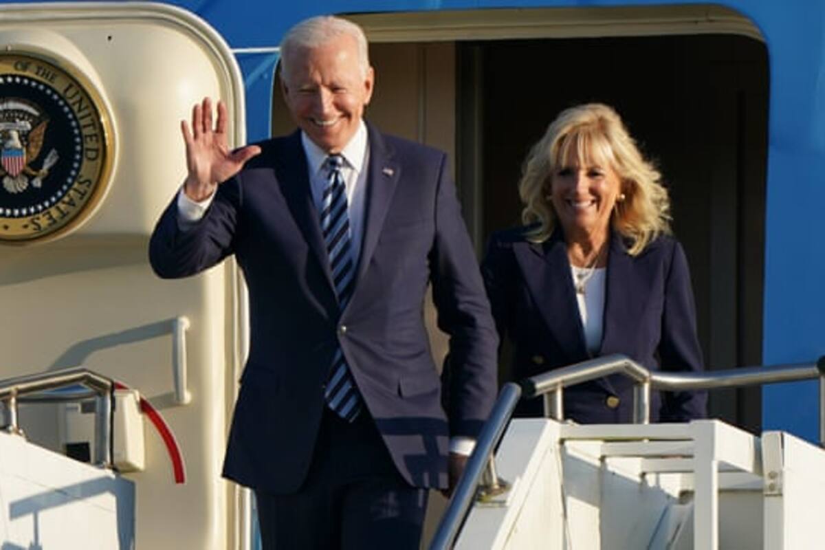 El presidente Joe Biden y Jill Biden llegan en el Air Force One a RAF Mildenhall en Suffolk, antes de la cumbre del G-7