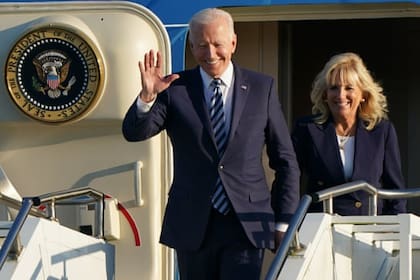 El presidente Joe Biden y Jill Biden llegan en el Air Force One a RAF Mildenhall en Suffolk, antes de la cumbre del G-7