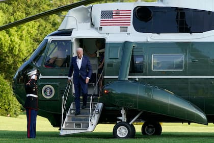 El presidente Joe Biden y la primera dama Jill Biden descienden del helicóptero presidencial el domingo 27 de junio de 2021 en el Jardín Sur de la Casa Blanca, en Washington. (AP Foto/Patrick Semansky)
