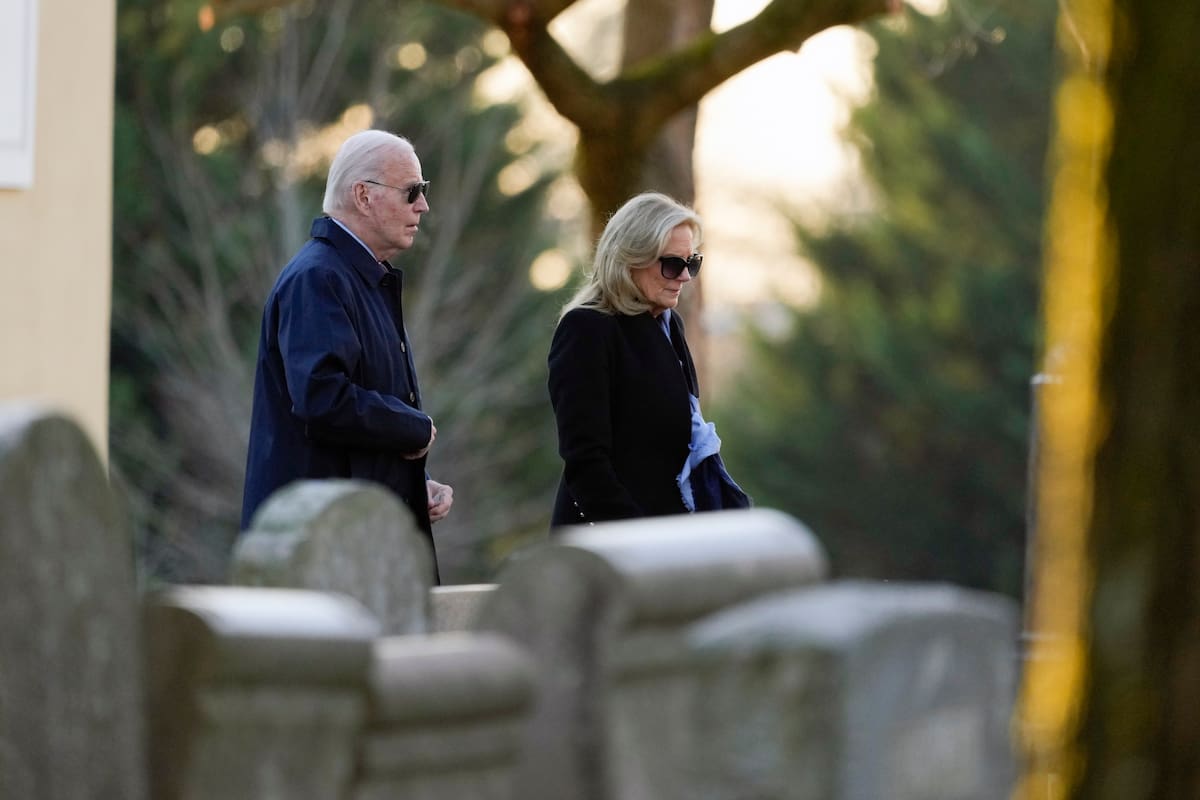 El presidente Joe Biden y la primera dama Jill Biden llegan a la iglesia católica St. Joseph on the Brandywine en Wilmington, Delaware.