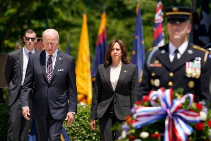 El presidente Joe Biden y la vicepresidenta Kamala Harris llegan a colocar una corona en la Tumba del Soldado Desconocido, el lunes 30 de mayo de 2022 en el Cementerio Nacional de Arlington, Virginia. (AP Foto/Andrew Harnik)