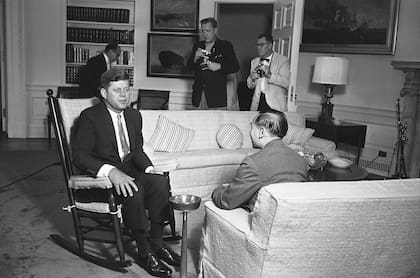 El presidente John F. Kennedy habla con Nguyen Dinh Thuan, un alto funcionario de Vietnam del Sur, el 14 de junio de 1961
