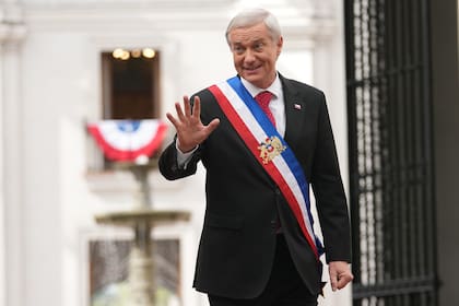 El presidente José Antonio Kast saluda en el Palacio de La Moneda un día después de su investidura en Santiago, Chile
