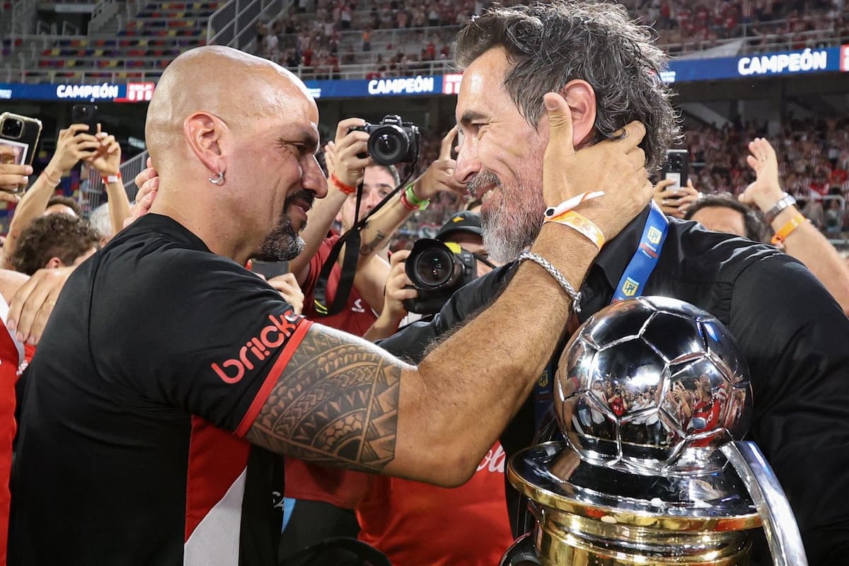El presidente Juan Sebastián Verón y el DT Eduardo Domínguez con la Copa del Torneo Clausura 2025; ¿Seguirá el DT en Estudiantes?