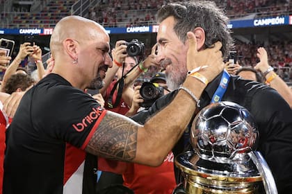 El presidente Juan Sebastián Verón y el DT Eduardo Domínguez con la Copa del Torneo Clausura 2025; ¿Seguirá el DT en Estudiantes?