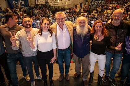 El Presidente junto a Emilio Pérsico y otros dirigentes del Movimiento Evita en la Universidad de San Martín