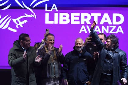 El Presidente, junto a Guillermo Montenegro y Oscar Liberman, en el acto de cierre de campaña en Moreno
