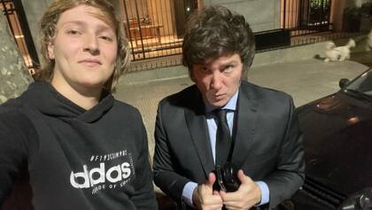 El Presidente junto a Iñaki Gutiérrez, el encargado de manejar su cuenta de TikTok.