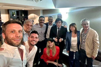 El Presidente, junto a Karina Milei, Mauricio Macri y Patricia Bullrich tras el triunfo en el balotaje