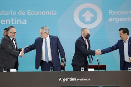 Matías Kulfas, Alberto Fernández, Martín Guzmán y Darío Martínez en el acto donde se anunciaron beneficios para el sector hidrocarburífero