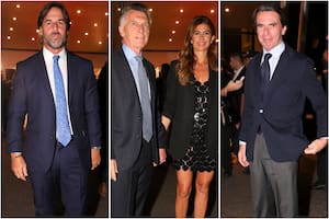 El presidente Lacalle Pou, el expresidente Mauricio Macri junto a su esposa, Juliana Awada, y el expresidente Aznar