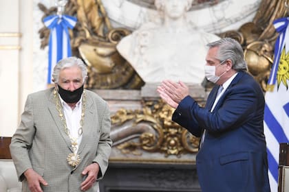El Presidente le otorgó la condecoración a Mujica en la Casa Rosada