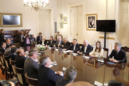 El Presidente logró la foto que buscaba: una mesa conjunta con la mayor parte de la oposición antes de enviar el presupuesto al Congreso