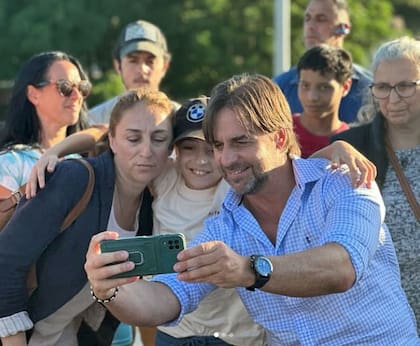 El presidente Luis Lacalle Pou, con simpatizantes