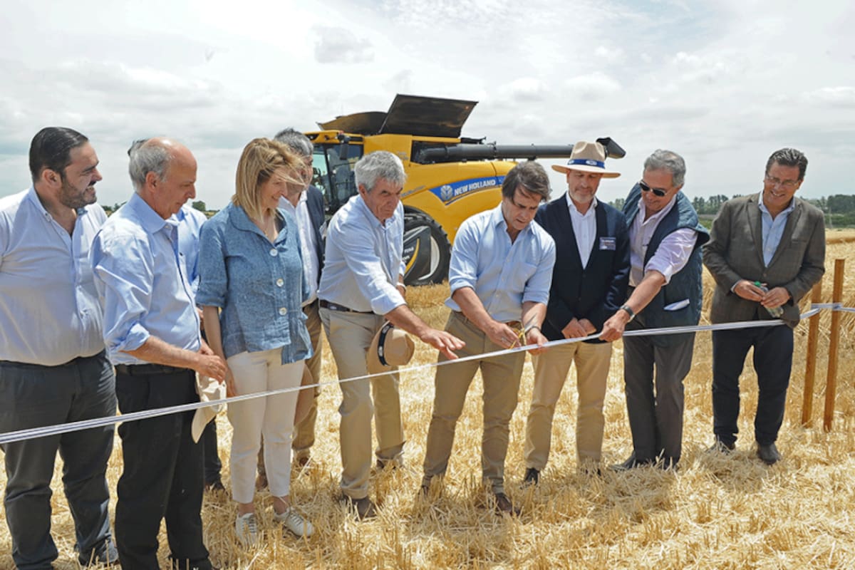 El presidente Luis Lacalle Pou, en el centro, participó de la inauguración de la cosecha de trigo en el departamento de Soriano, organizada por la Asociación Agropecuaria de Dolores