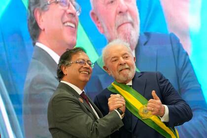 El presidente Luiz Inácio Lula da Silva, a la derecha, posa para una foto con el presidente de Colombia, Gustavo Petro, después de que jurara como nuevo presidente en el Palacio de Planalto en Brasilia