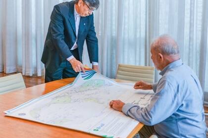 El presidente Luiz Inacio Lula da Silva examina el nuevo mapamundi, con Brasil en el centro del mundo