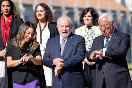 El presidente Luiz Inacio Lula da Silva, junto a su esposa Janja y el primer ministro portugués, Antonio Costa, este sábado en Lisboa. (AP/Armando Franca)