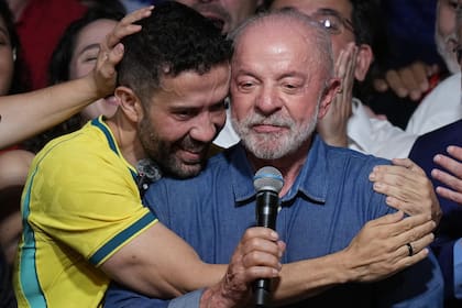 El presidente Luiz Inácio Lula da Silva pronuncia un discurso de victoria tras ganar un cuarto mandato en la segunda vuelta de las elecciones presidenciales en Brasil