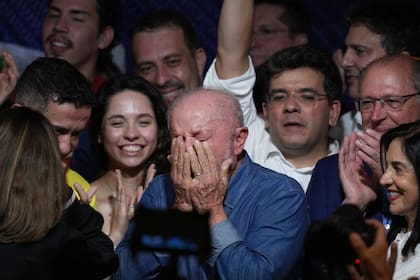 El presidente Luiz Inácio Lula da Silva pronuncia un discurso de victoria tras ganar un cuarto mandato en la segunda vuelta de las elecciones presidenciales en Brasil