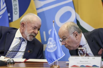 El presidente Luiz Inacio Lula da Silva y el canciller brasileño, Mauro Vieira.