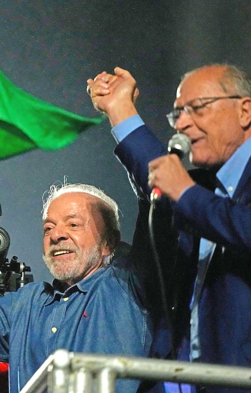 El presidente Luiz Inácio Lula da Silva y su compañero de fórmula, Geraldo Alckmin, se dirigen a sus simpatizantes durante un acto de celebración tras ganar la segunda vuelta electoral