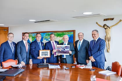 El presidente Lula da Silva y los presidentes de General Motors International y Sudamérica, Shilpan Amin y Santiago Chamorro, entre otros ejecutivos de General Motors