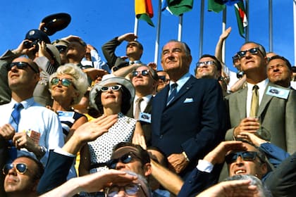 El presidente Lyndon B. Johnson, entre los espectadores del lanzamiento de la nave Apollo 11, en el Kennedy Space Center, el 16 de julio de 1969