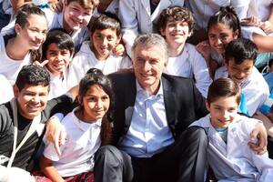 Con alumnos, Macri recordó el retorno de la democracia