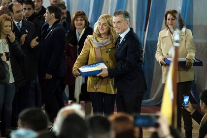 El presidente Macri durante los festejos por el Día de la Bandera con niños de Rosario