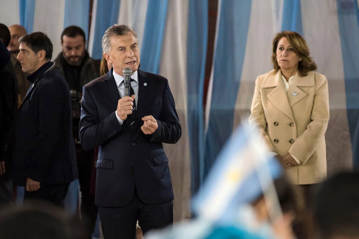 El presidente Macri, durante los festejos por el Día de la Bandera con niños de Rosario