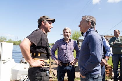 El presidente Macri durante uno de sus timbreos, en los que busca una identificación con la gente