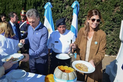 El presidente Macri junto a Juliana Awada sirviendo locro en la Quinta de Olivos