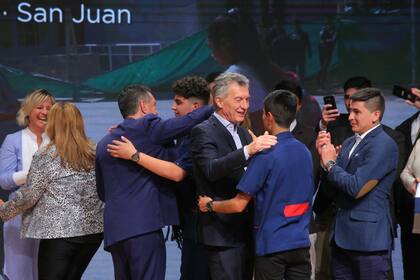El presidente Macri saluda a los ganadores